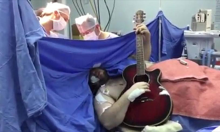 Έπαιζε κιθάρα κατά τη διάρκεια εγχείρησης εγκεφάλου (BΙΝΤΕΟ & ΦΩΤΟ)