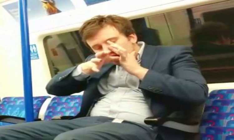 Απαράδεκτος! Χρηματιστής του City κάνει χρήση κοκαΐνης στο μετρό του Λονδίνου
