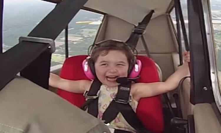 Τρελό γέλιο: Μικρό κοριτσάκι απολαμβάνει της ακροβατικές μανούβρες του πατέρα της σε αεροπλάνο (Βίντεο)