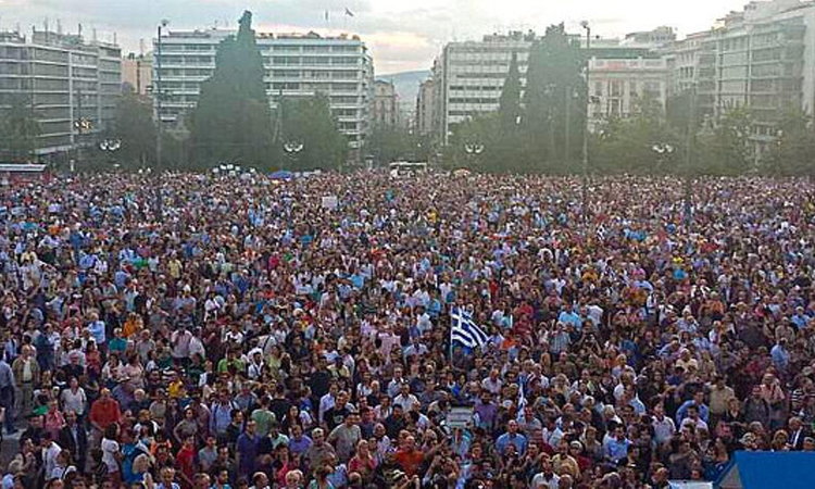 Λαοθάλασσα στο Σύνταγμα – Διαδήλωσαν υπέρ του ευρώ οι Έλληνες (ΦΩΤΟ)