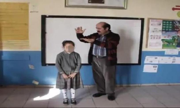 Τουρκία: Δάσκαλος «έλουσε» με λίρες τα κεφάλια μαθητών (video)