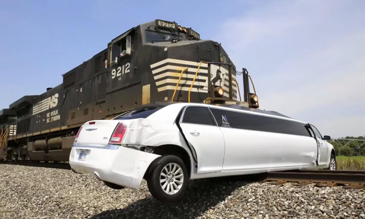 10.000 τόνοι καταστρέφουν ένα πολυτελές όχημα - Τρένο «εμβολίζει» λιμουζίνα (ΦΩΤΟ - ΒΙΝΤΕΟ)