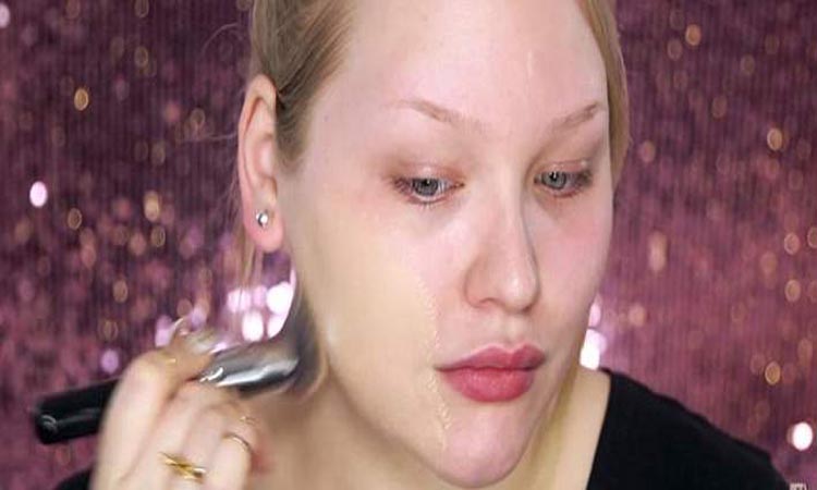 Διάσημη μακιγιέζ βάφει το μισό πρόσωπο της και δείχνει τι μπορούν να κάνουν τα καλλυντικά
