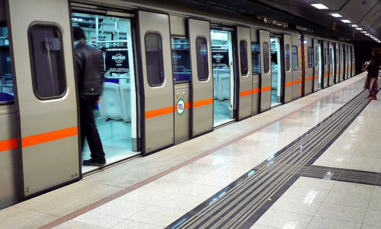 Πανικός σε Ελληνικό σταθμό - Γυναίκα έπεσε στις ράγες μετρό και παρασύρθηκε από συρμό (ΦΩΤΟ)