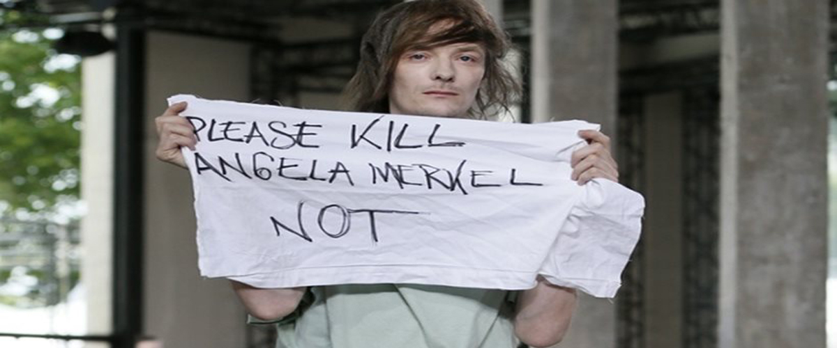 Σάλος με μοντέλο που έκανε την δική του πολιτική διαμαρτυρία - «Παρακαλώ σκοτώστε τη Μέρκελ»