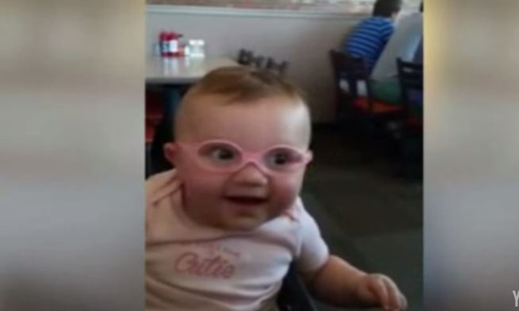 Δείτε το video – Αυτό το μωρό βλέπει για πρώτη φορά τους γονείς του – Απίστευτη η αντίδραση του