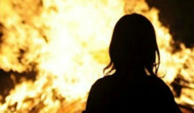 Φρικιαστικό περιστατικό: Έκαψαν ζωντανή 15χρονη θύμα ομαδικού βιασμού