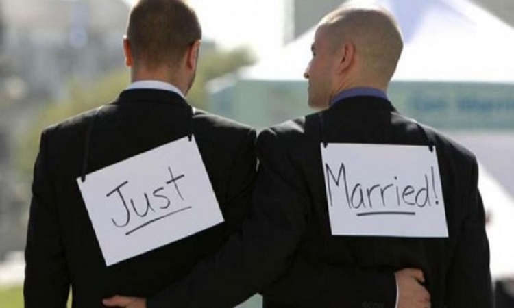 Στις κάλπες οι Ιρλανδοί για τους γάμους μεταξύ ομόφυλων ζευγαριών