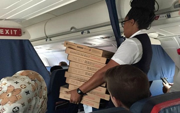 Έμειναν έκπληκτοι οι επιβάτες! Γιατί κέρασε πίτσες ο πιλότος;