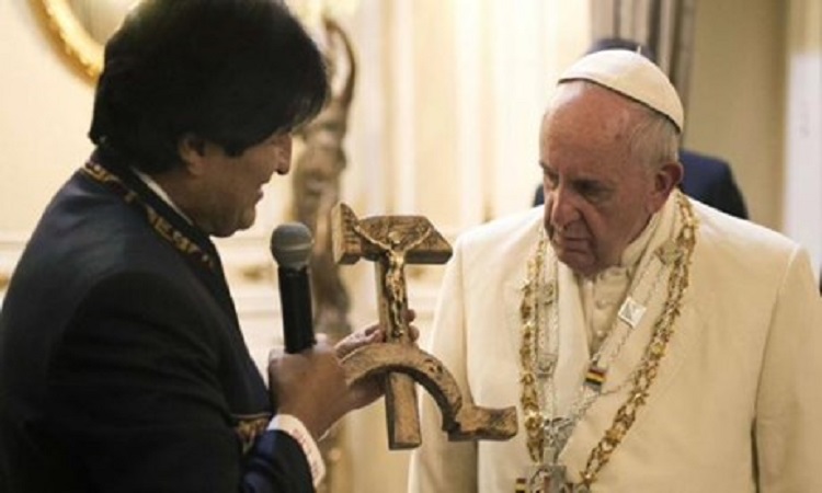 Το είδαμε και αυτό! Εσταυρωμένος σε... σφυροδρέπανο το δώρο του Πάπα στη Βολιβία (βίντεο)