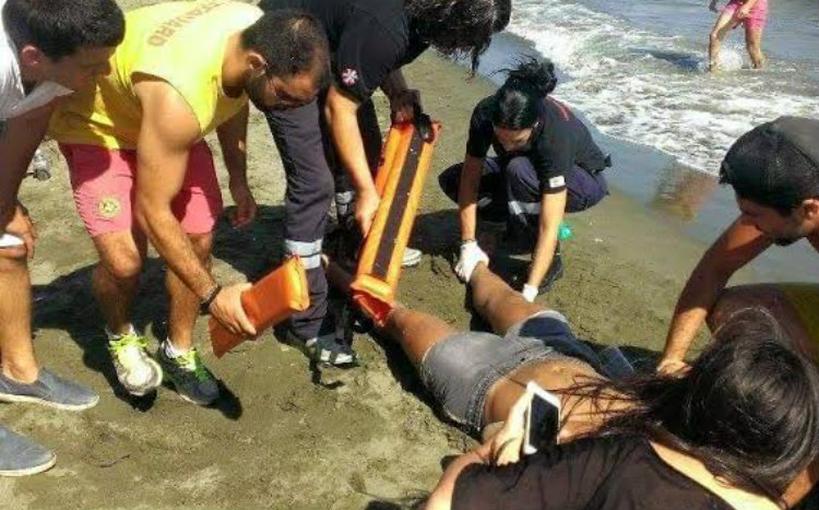 Πάγωσαν οι λουόμενοι σε παραλία της Λεμεσού: 15χρονη σωριάστηκε στο έδαφος και σταμάτησε να αναπνέει!