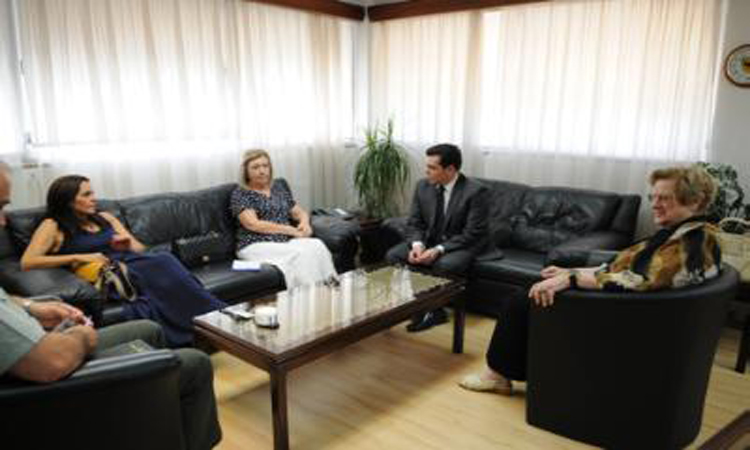 Συνάντηση Υπ. Άμυνας με Παγκύπρια Επιτροπή Μητέρων και Συζύγων Εθνοφρουρών