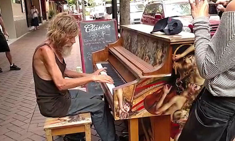 Ο άστεγος πιανίστας που έγινε σταρ του διαδικτύου