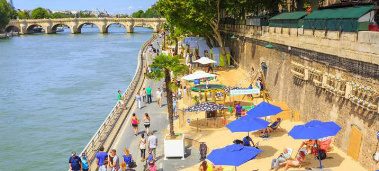 Απίστευτο: Μία παραλία στο Παρίσι -Ρίχνουν 5.000 τόνους άμμου στις όχθες του Σηκουάνα