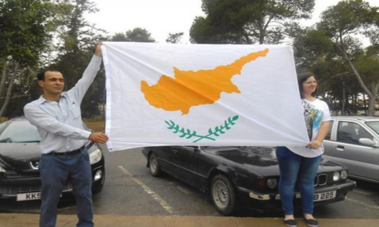 Πάει Βρυξέλλες το ζεύγος Τουρκοκυπρίων με την σημαία της Κυπριακής Δημοκρατίας