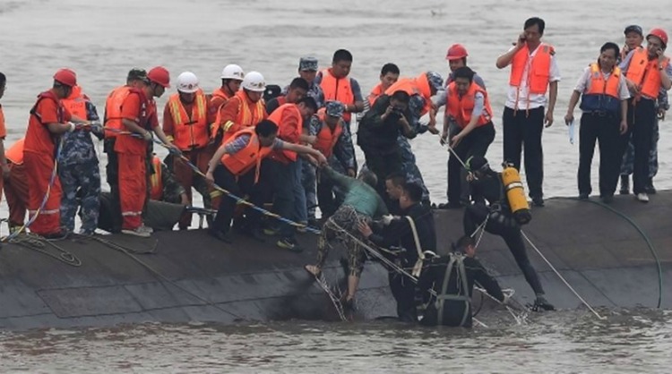 Τραγωδία στην Κίνα: Εκατοντάδες αγνοούνται μετά από βύθιση πλοίου στον ποταμό Γιανγκτσέ
