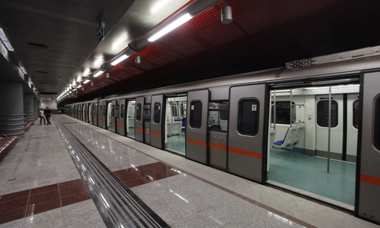 Ελλάδα: Πτώση άνδρα στις ράγες του μετρό