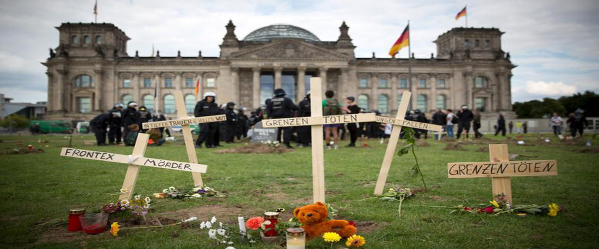 Διαδηλωτές έσκαψαν τάφους μπροστά από κοινοβούλιο στη Γερμανία – Διαβάστε γιατί…