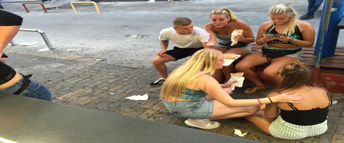Κοιτάξτε πως κατάντησαν οι τουρίστες στην Αγ. Νάπα – Απαγόρευσε τα τραπεζάκια ο Δήμος και κάθονται στα πεζοδρόμια για να φάνε