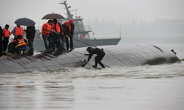 Ναυτική τραγωδία στην Κίνα: Εκατοντάδες αγνοούμενοι - Δύτες άκουσαν κραυγές μέσα από το αναποδογυρισμένο σκάφος
