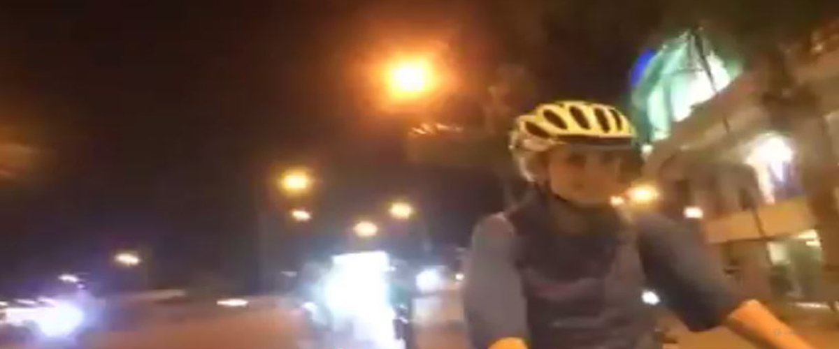 Βγήκε με το ποδήλατο στους δρόμους η Αριστοτέλους:  Δείτε την στο video να βολτάρει με το κράνος της