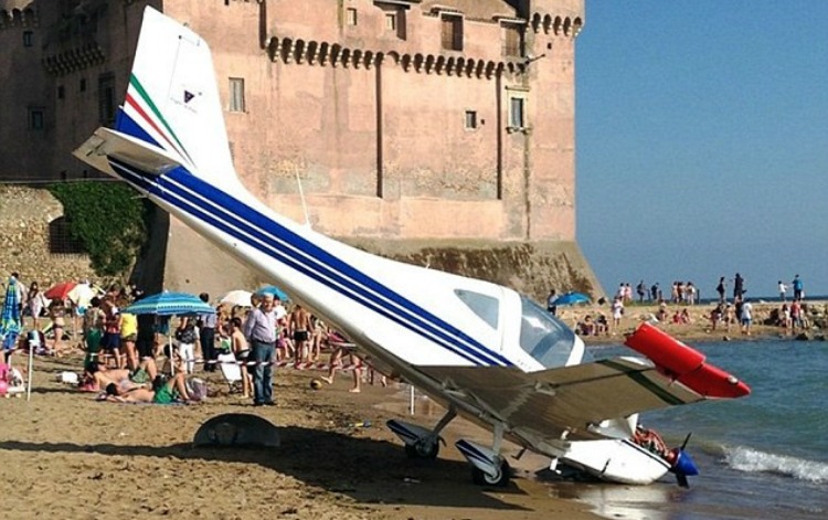 Ούρλιαζαν οι λουόμενοι: Μικρό αεροπλάνο έπεσε σε παραλία γεμάτη τουρίστες -Ετρεχε να σωθεί ο κόσμος