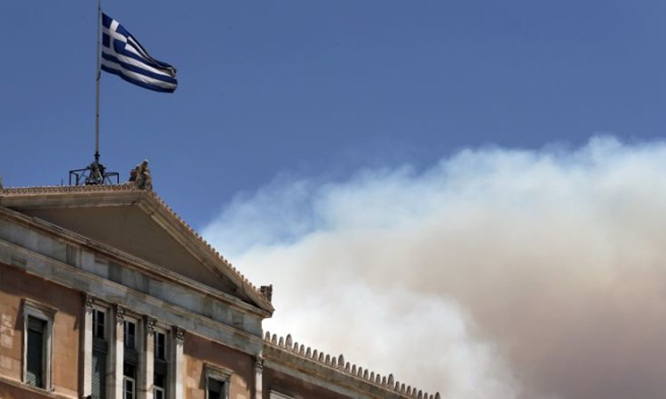 Ο καπνός σκέπασε τον ουρανό της Αθήνας