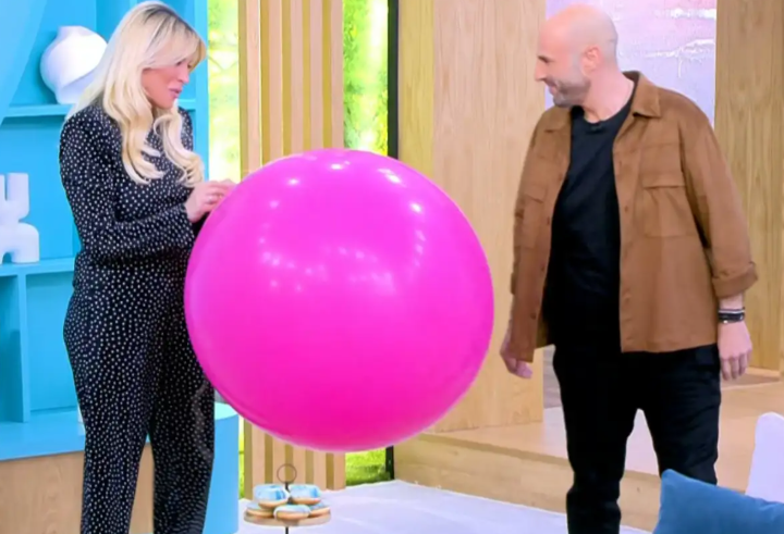 Κατερίνα Καινούργιου: Το ροζ μπαλόνι και η ατάκα όλο νόημα – «Αυτό θα μείνει εδώ για πολύ καιρό» - Βίντεο