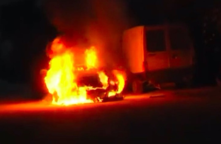 Σοκ! Εκρηξη και πυρκαγιά σε αυτοκίνητο γνωστού δημοσιογράφου (εικόνες)