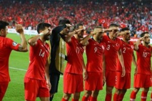 Παρεμβαίνει η UEFA για τον ΠΡΟΚΛΗΤΙΚΟ στρατιωτικό χαιρετισμό των παικτών της Εθνικής Τουρκίας