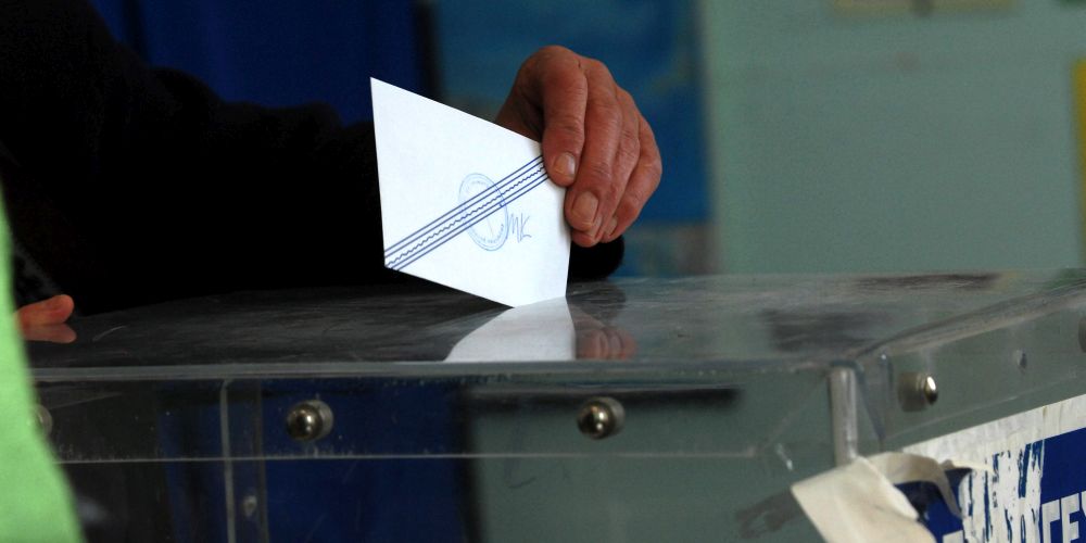 ΕΛΛΑΔΑ-ΕΚΛΟΓΕΣ: Κουκουλοφόροι έκλεψαν κάλπη από εκλογικό τμήμα στα Εξάρχεια