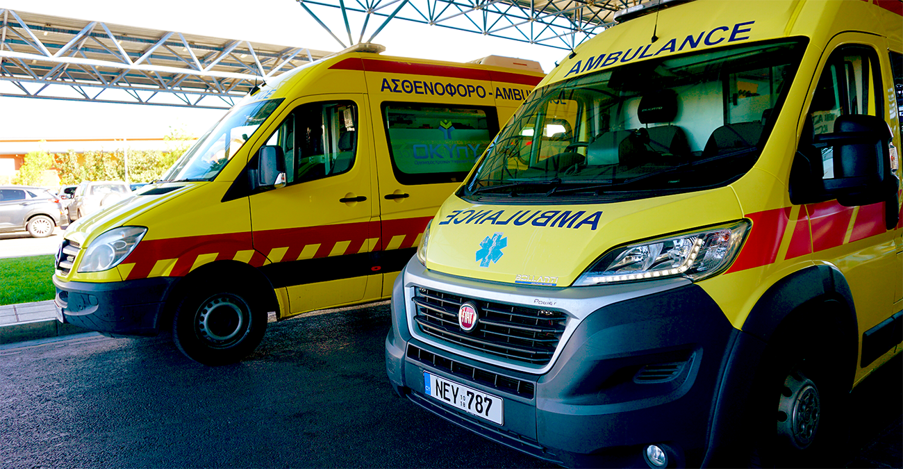 Μπερδεύτηκε, έκανε όπισθεν με το όχημά του και χτύπησε τη γυναίκα του - Από τύχη γλίτωσαν οι θαμώνες σε καφετέρια στη Λευκωσία 