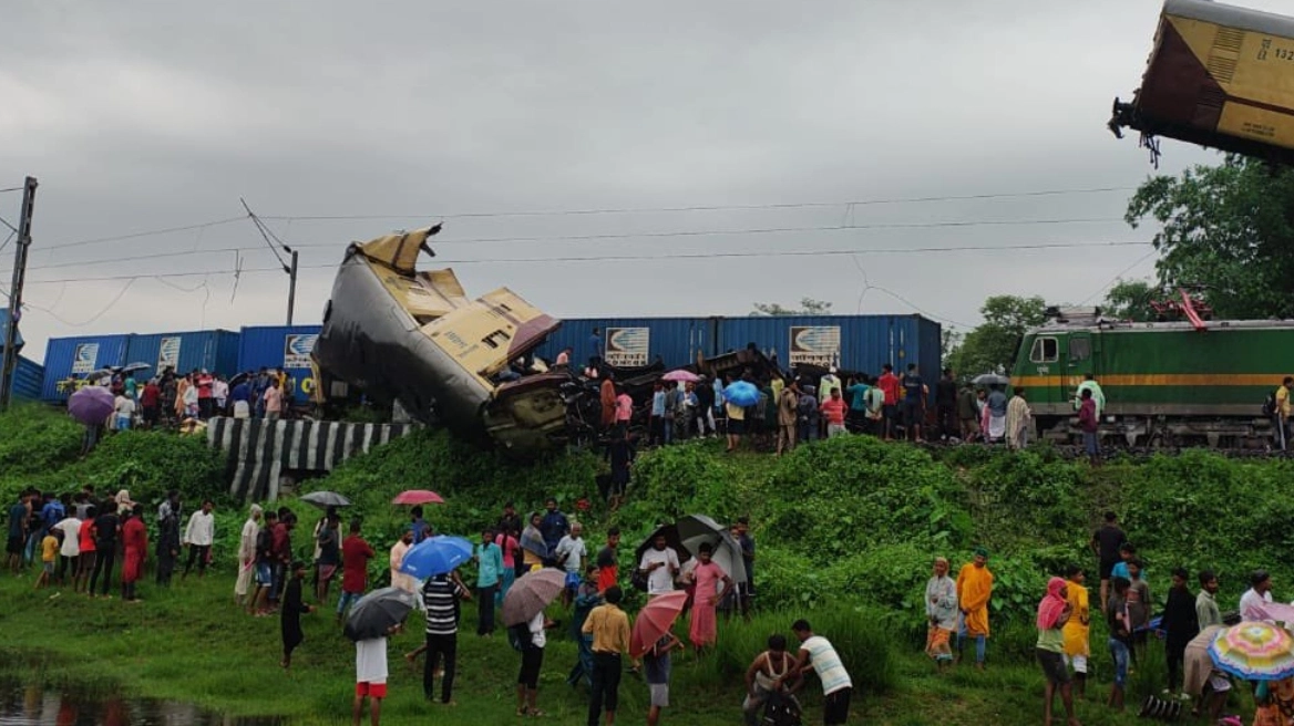 Ινδία: Τουλάχιστον πέντε νεκροί από σύγκρουση επιβατικού τρένου με εμπορική αμαξοστοιχία