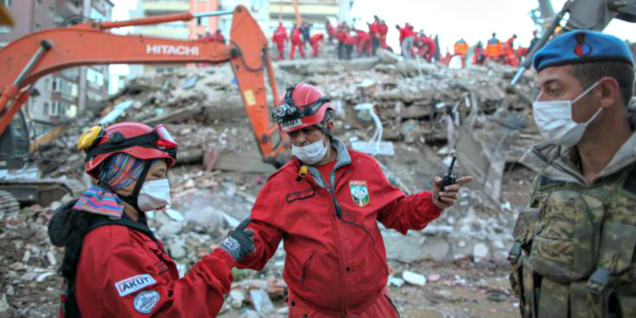Μετά από 65 ώρες κάτω από τα ερείπια του σεισμού διασώθηκε η τρίχρονη Ελίφ στη Σμύρνη 