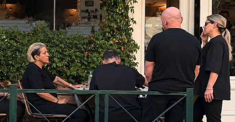 Oικογένεια Μαζωνάκη: Γευμάτισαν σε ψαροταβέρνα μετά την κηδεία - Δείτε φωτογραφίες