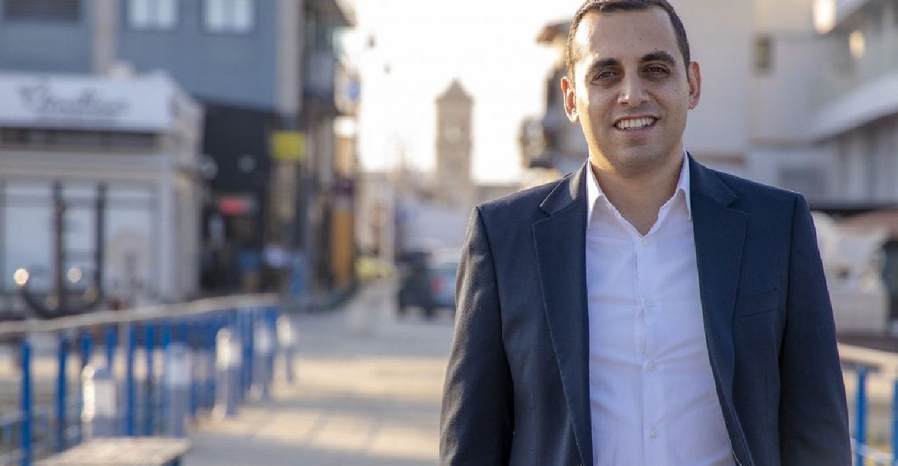 Πέρα από τα λουλούδια και τα δώρα: Το ουσιαστικό μήνυμα του Ανδρέα Αποστόλου για την ημέρα των ερωτευμένων