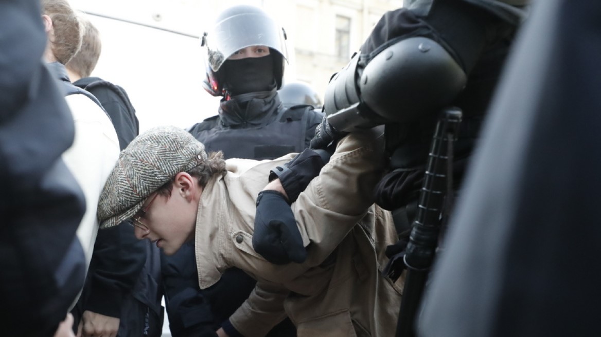 Εκατοντάδες συλλήψεις σε διαδηλώσεις κατά της επιστράτευσης σε όλη τη Ρωσία