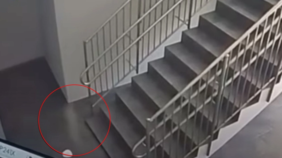 Βίντεο-μυστήριο καταγράφηκε από κάμερα ασφαλείας σε ρωσικό σχολείο: Ανατριχιαστικές εικόνες από την Ιρκούτσκ