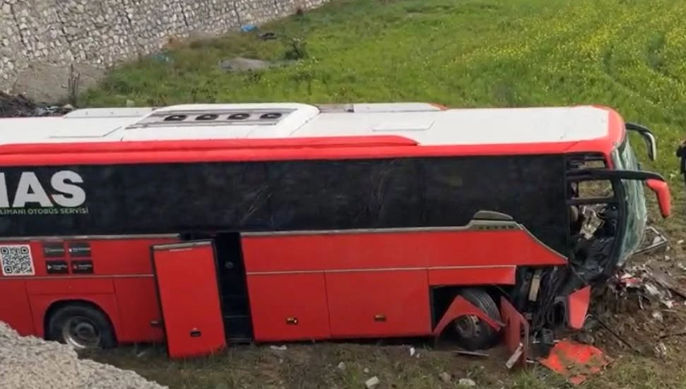 VIDEO: Σοβαρό τροχαίο στα κατεχόμενα - Λεωφορείο έπεσε από ύψος 6 μέτρων 