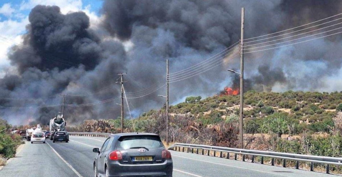 Παραμένουν κλειστοί δρόμοι στην επαρχία Λεμεσού λόγω πυρκαγιάς