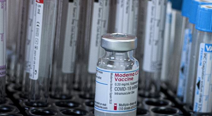 Σπάνιες οι σοβαρές αλλεργικές αντιδράσεις στο εμβόλιο της Moderna, σύμφωνα με CDC
