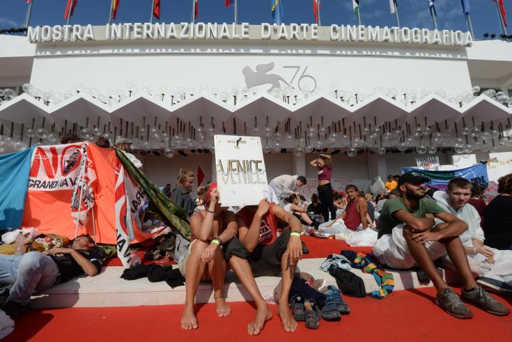 Ακτιβιστές στο κόκκινο χαλί στη Βενετία, διαμαρτυρήθηκαν για την κλιματική αλλαγή