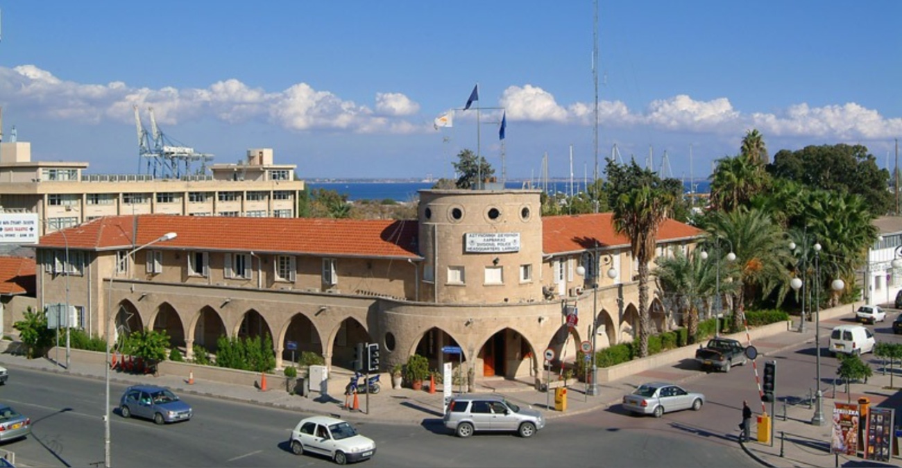 Φώναζε για πρόστιμο, επιτέθηκε και χτύπησε Αστυνομικό – Χειροπέδες σε 43χρονη στη Λάρνακα