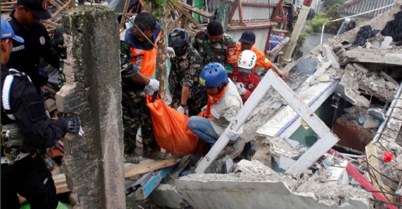 Ινδονησία: Στους 318 αυξήθηκε ο αριθμός των νεκρών από τον σεισμό της Δευτέρας