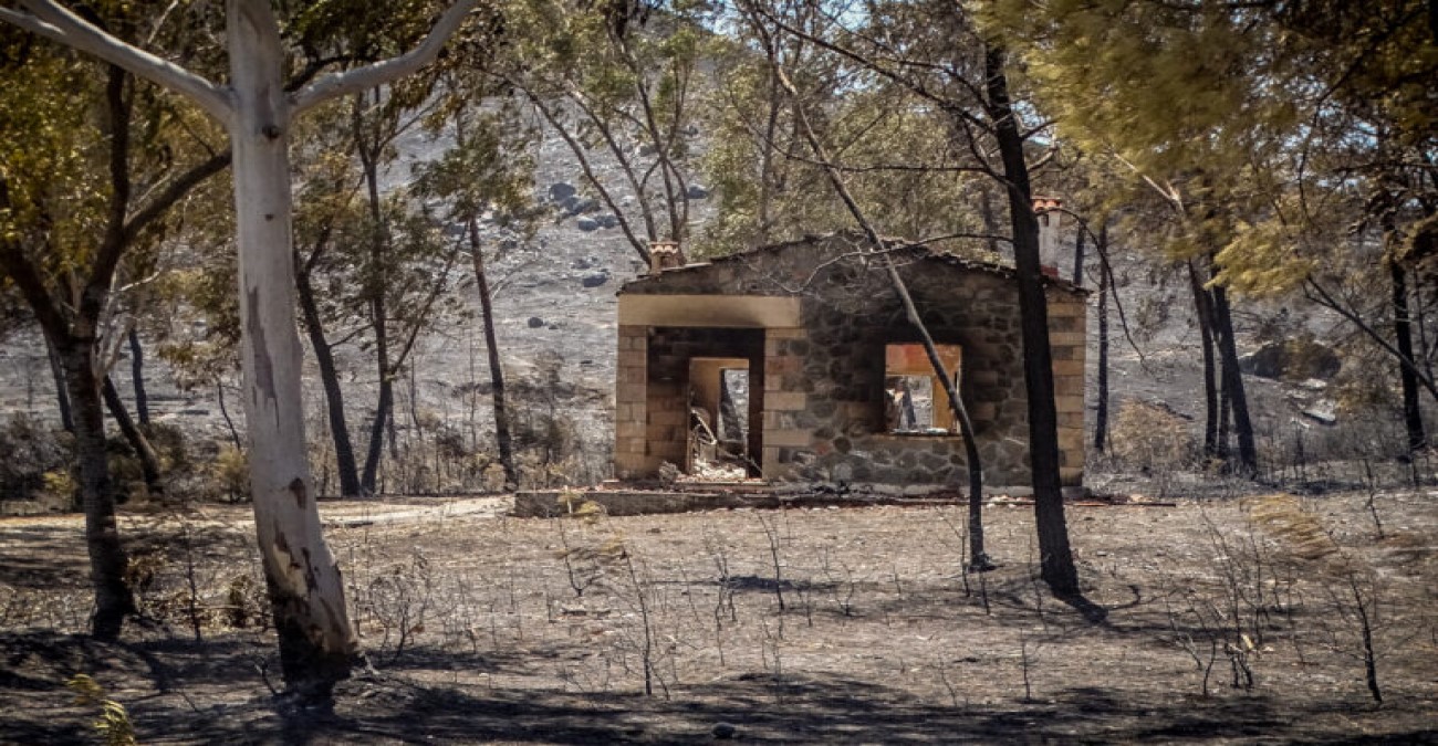 Δραματική η κατάσταση στη Ρόδο: Στις φλόγες σπίτια και αυτοκίνητα - Δείτε φωτογραφίες