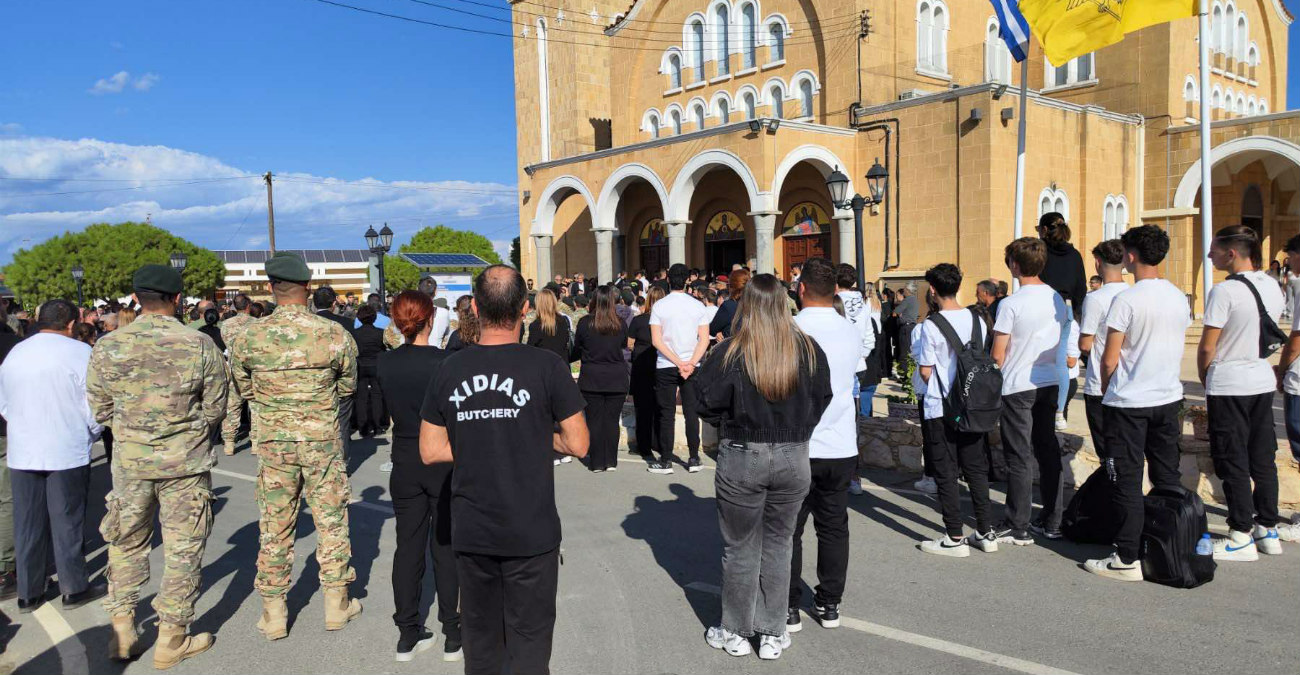 Τριπλό θανατηφόρο: Πολύ μικρή η εκκλησία για να χωρέσει τον πόνο στην κηδεία των τριών νεαρών – «Έφυγε ένας άγγελος από τη ζωή μας»