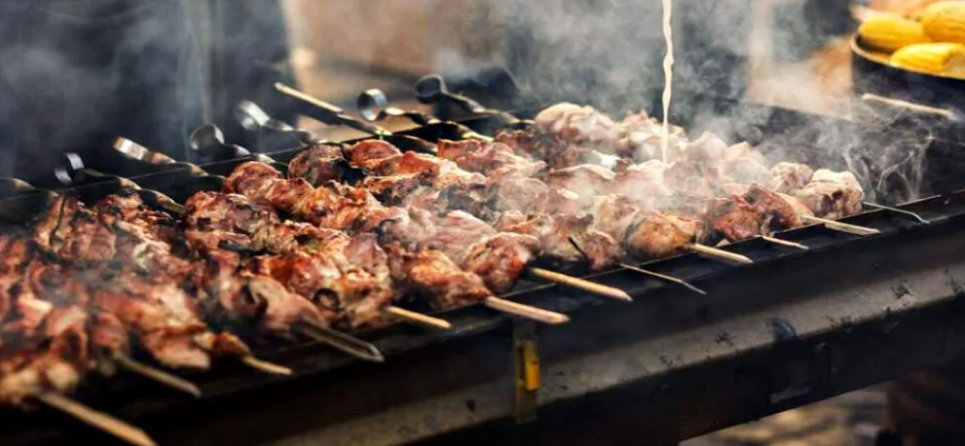 «Φουλ» οι μηχανές στη Λεμεσό για την Τσικνοπέμπτη - Άναψε η πρώτη φουκού - Δείτε φωτογραφία