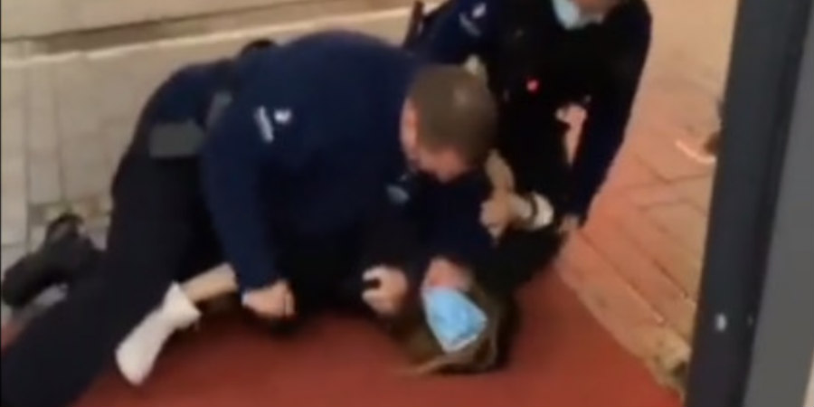 ΣΟΚ στο Βέλγιο: Aστυνομικοί κάθονταν πάνω σε 14χρονη και της έδιναν χαστούκια - ΒΙΝΤΕΟ