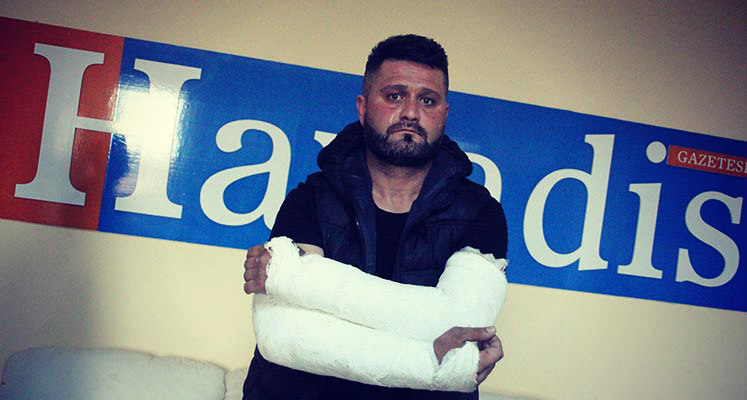 KATEXOMENA: Ισχυρίζεται ότι του έσπασαν τα χέρια στον αστυνομικό σταθμό