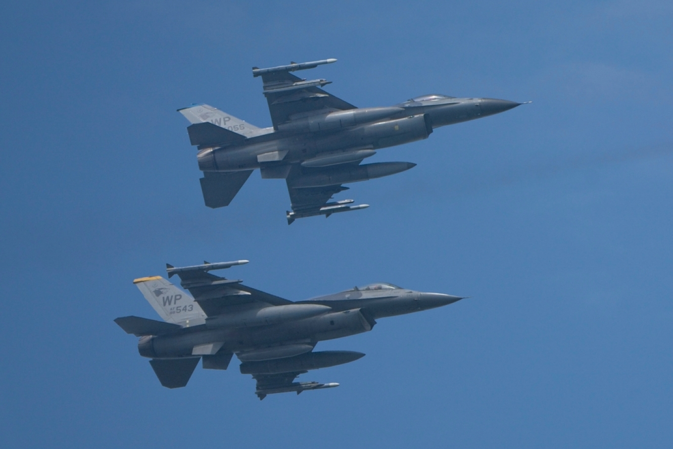 Έγινε κι αυτό: Μαχητικά συγκρούστηκαν στον αέρα επειδή... οι πιλότοι τραβούσαν βίντεο και φωτογραφίες με τα κινητά τους